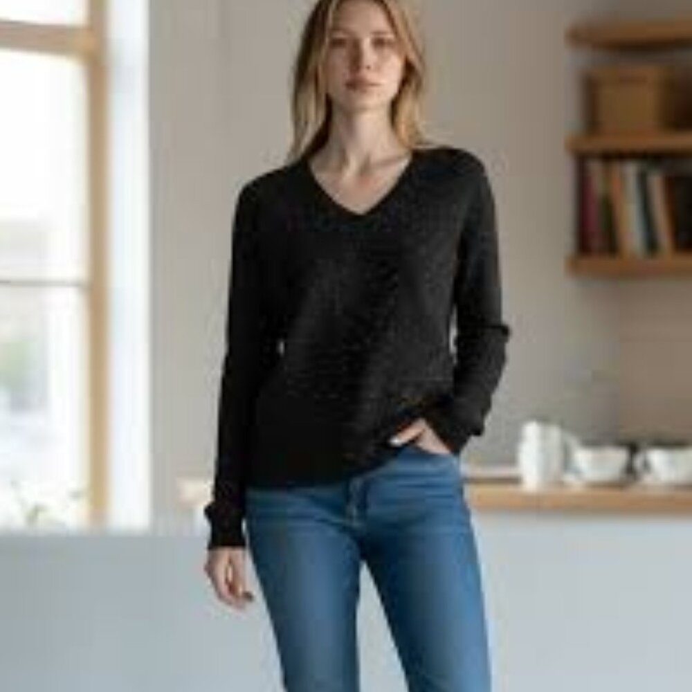 C by Bloomingdale’s cashmere Black Speckled V-Neck Sweater-M